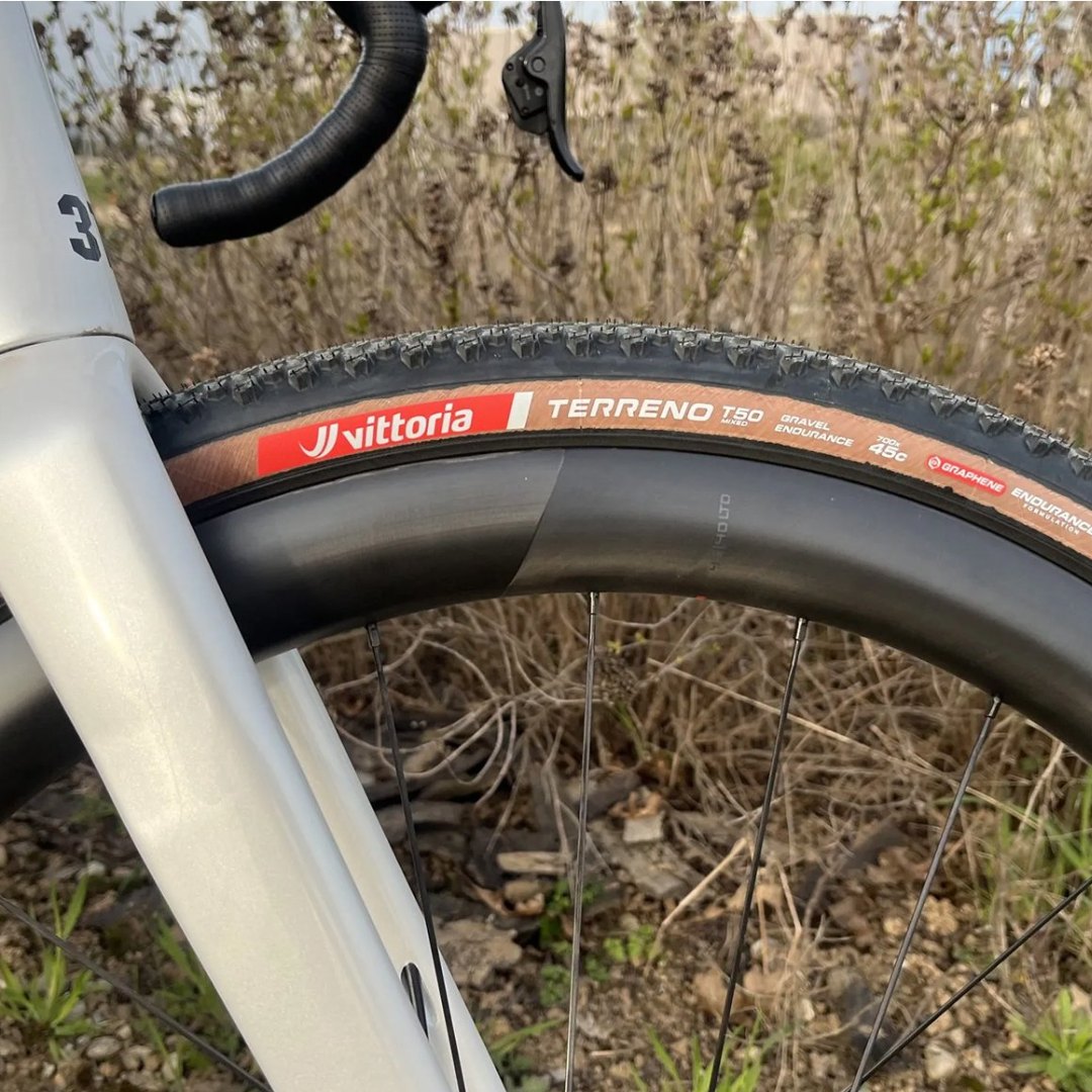 Par Pneu Vittoria Terreno Gravel T50 TLR 700x40+45 Endurance Preto Marrom 11A00610+11A00612 - Imagem 4