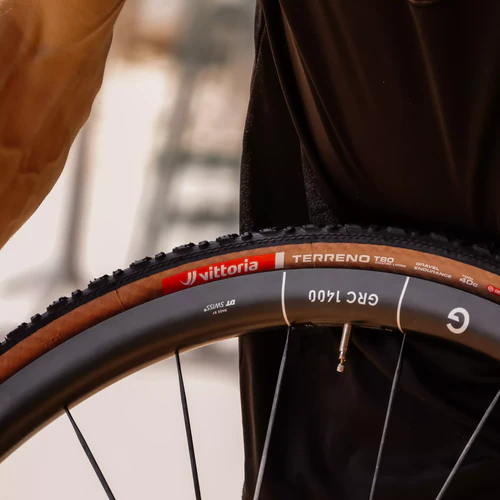 Pneu Vittoria Terreno Gravel T80 TLR 700x45 Endurance Preto Marrom 11A00836 - Imagem 4